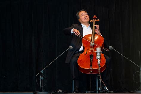 Yokozuna Tango Fiesta: Yo-Yo Ma Performs Bach in Unexpected Setting!